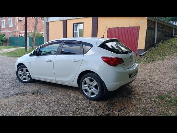 2011 Opel Astra J, белый, 720000 рублей - вид 1