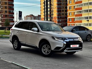 2020 Mitsubishi Outlander III Рестайлинг 3, белый, 2670000 рублей, вид 4