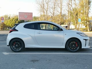 2021 Toyota Yaris IV, белый, 3200000 рублей, вид 4