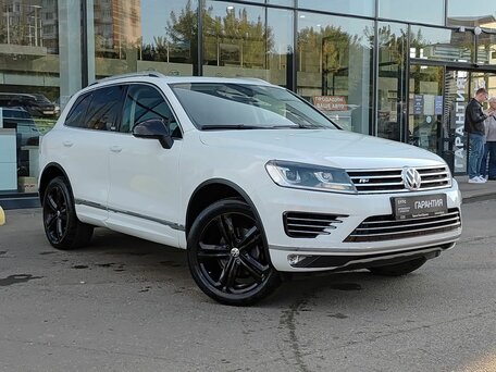 2017 Volkswagen Touareg II Рестайлинг, белый, 3770000 рублей, вид 3