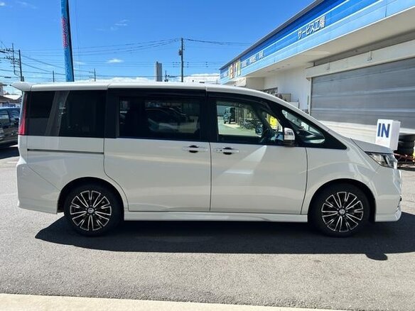 2022 Honda Stepwgn Spada V Рестайлинг, белый, 1965000 рублей - вид 4