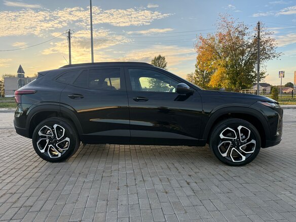 2023 Chevrolet Trax II, чёрный, 1955000 рублей - вид 2