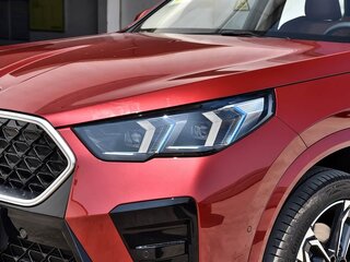 2025 BMW X2 sDrive25i II (U10), красный, 6840000 рублей, вид 2