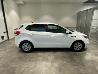 2016 Kia Rio III Рестайлинг, белый, 896000 рублей, вид 4