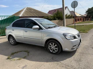 2009 Kia Rio II Рестайлинг, серебристый, 600000 рублей, вид 3