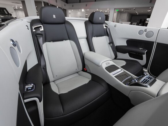 2021 Rolls-Royce Dawn Black Badge, чёрный, 45000000 рублей - вид 25
