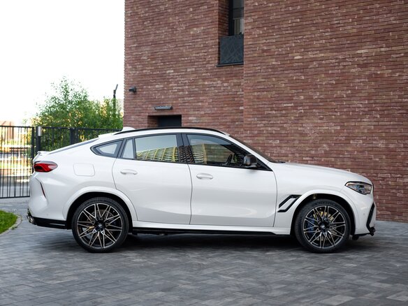 2021 BMW X6 M III (F96), белый, 13000000 рублей - вид 2