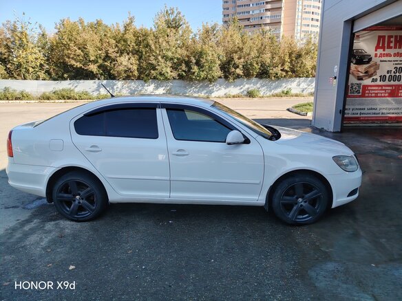2011 Skoda Octavia II (A5) Рестайлинг, белый - вид 3