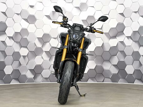 2023 Yamaha MT-09 (FZ-09), серебристый, 1199000 рублей, вид 5