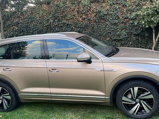 2018 Volkswagen Touareg III, бежевый, 6500000 рублей, вид 2