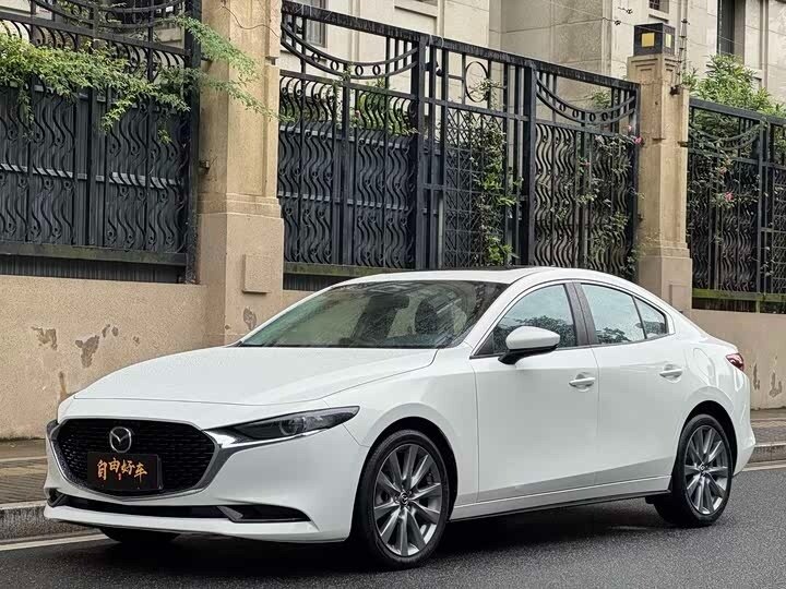 Открыть фотографии: Mazda 3 IV (BP)