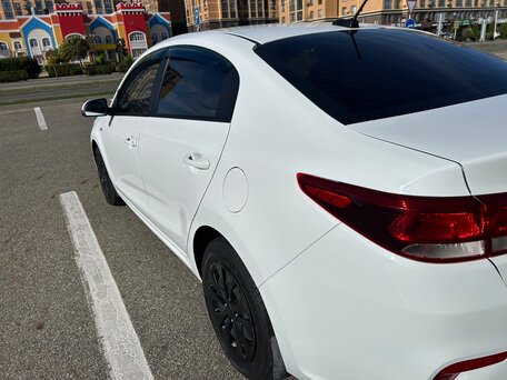 2019 Kia Rio IV, белый, 1550000 рублей, вид 3