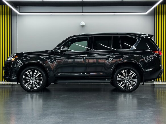 2025 Lexus LX 600 IV, чёрный - вид 2