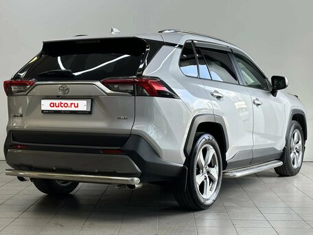 2020 Toyota RAV4 V (XA50), серебристый, 3150000 рублей, вид 4