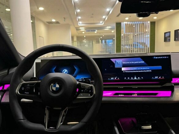 2025 BMW 5 серии 530i xDrive VIII (G60/G61/G68), белый, 10949900 рублей - вид 6