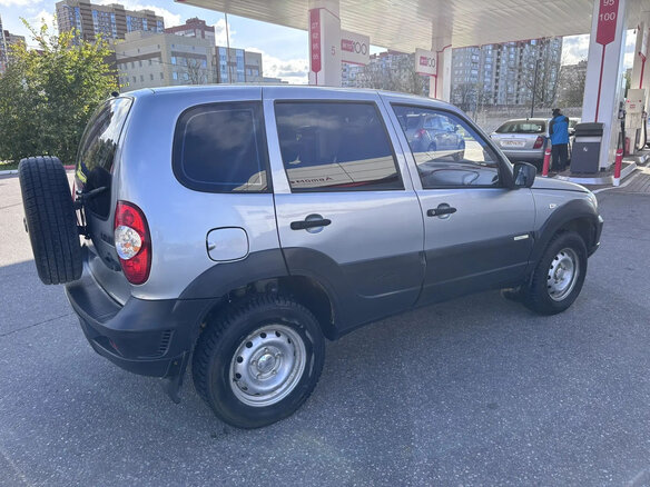 2015 Chevrolet Niva I Рестайлинг, серебристый, 495000 рублей - вид 2