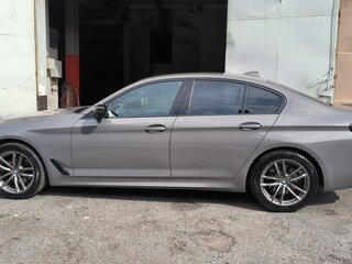 2021 BMW 5 серии 520d xDrive VII (G30/G31/G38) Рестайлинг, серый, 4800000 рублей, вид 3