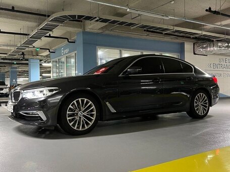 2018 BMW 5 серии 520d xDrive VII (G30/G31/G38), серый, 3900000 рублей, вид 3