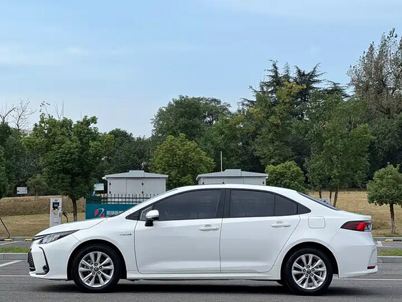 2023 Toyota Corolla Sporty XII (E210) Рестайлинг, белый, 1822208 рублей - вид 3