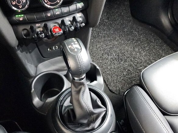 2017 Mini Hatch Cooper III (F55/F56), белый, 1590000 рублей - вид 5