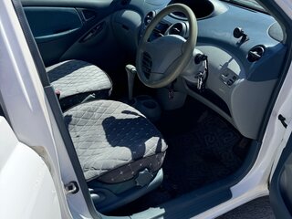 2000 Toyota Vitz I (P10), белый, 320000 рублей, вид 5
