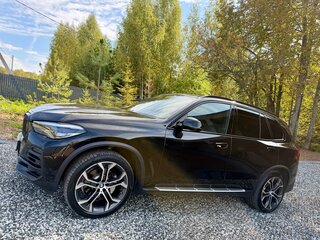 2022 BMW X5 25d IV (G05/G18), чёрный, 4850000 рублей, вид 3