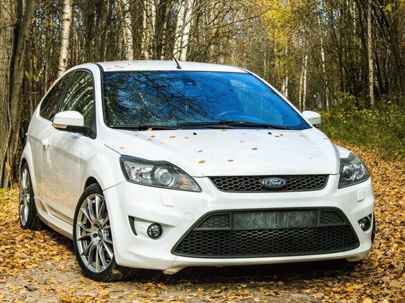 2008 Ford Focus ST II Рестайлинг, белый, 1100000 рублей - вид 1