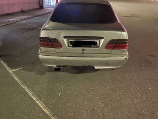 1997 Mercedes-Benz E-Класс 230 II (W210, S210), серебристый, 150000 рублей, вид 4
