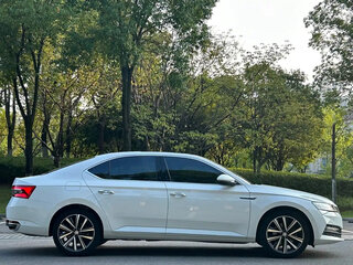 2023 Skoda Superb III Рестайлинг, белый, 1950275 рублей, вид 4