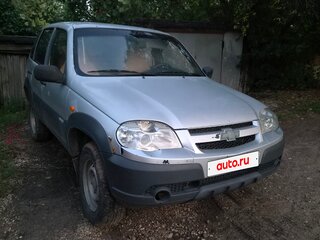 2010 Chevrolet Niva I Рестайлинг, серебристый, 230000 рублей, вид 2