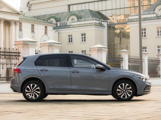 2023 Volkswagen Golf VIII, серый, 1890000 рублей, вид 4