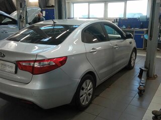 2015 Kia Rio III Рестайлинг, серебристый, 950000 рублей, вид 3