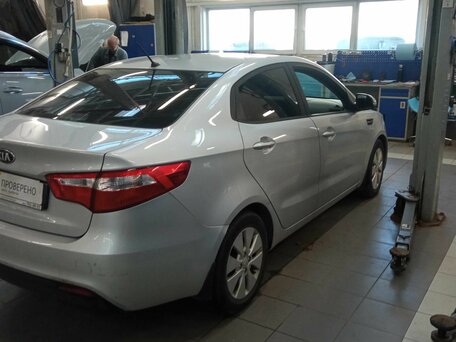 2015 Kia Rio III Рестайлинг, серебристый, 950000 рублей, вид 3