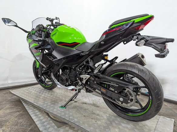 2021 Kawasaki Ninja 400, зелёный, 649000 рублей - вид 3
