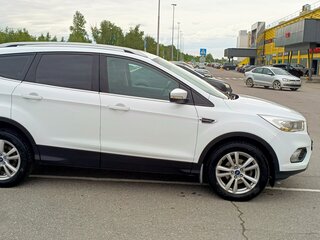 2017 Ford Kuga II Рестайлинг, белый, 1710000 рублей, вид 3