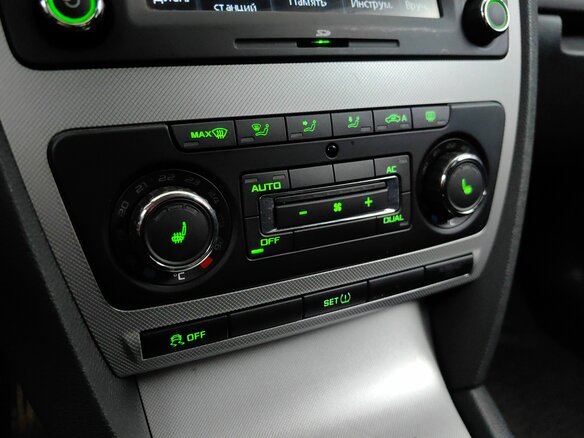 2011 Skoda Octavia II (A5) Рестайлинг, белый - вид 14