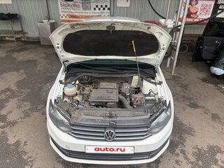 2017 Volkswagen Polo V Рестайлинг, белый, 530000 рублей, вид 2
