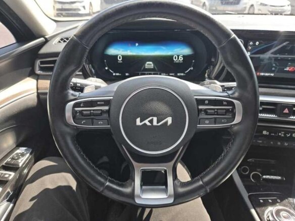 2023 Kia K5 III, чёрный, 2190000 рублей - вид 6