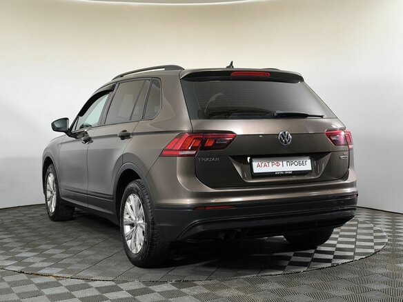 2017 Volkswagen Tiguan II, коричневый, 1680000 рублей - вид 5