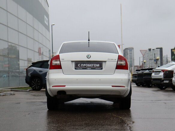 2011 Skoda Octavia II (A5) Рестайлинг, белый, 690000 рублей - вид 5