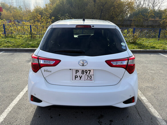 2017 Toyota Vitz III (XP130) Рестайлинг 2, белый, 880000 рублей - вид 4