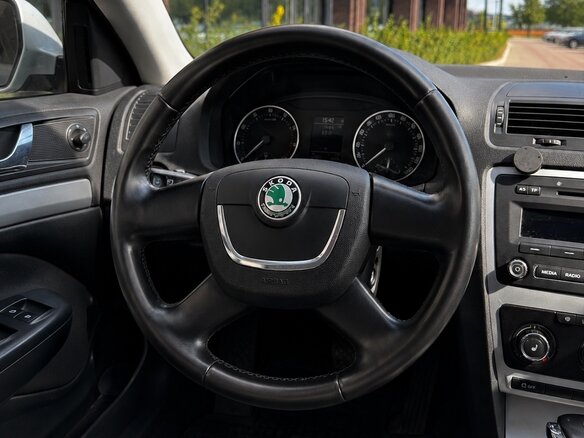 2011 Skoda Octavia DSG7 II (A5) Рестайлинг, белый, 780000 рублей - вид 13