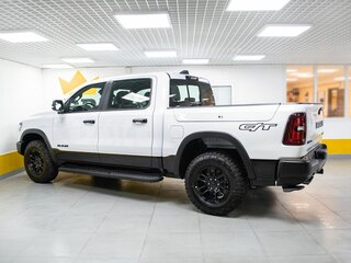 2026 Ram 1500 Crew Cab V Рестайлинг, белый, 10199000 рублей, вид 4