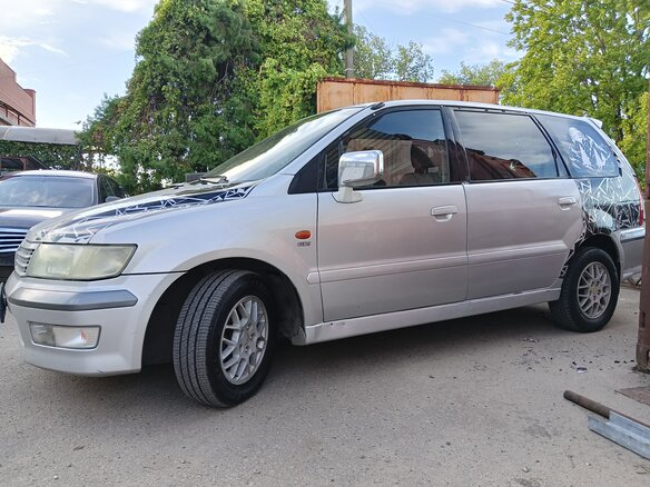 2002 Mitsubishi Space Wagon III, серебристый - вид 9