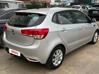 2015 Kia Rio III Рестайлинг, серебристый, 1200000 рублей, вид 5