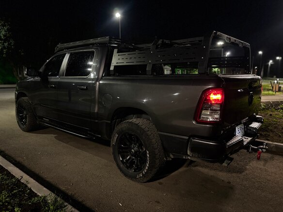 2019 Ram 1500 Quad Cab V, серый, 5800000 рублей - вид 3