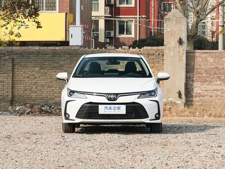 2022 Toyota Corolla XII (E210), белый, 1380000 рублей, вид 3