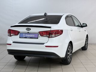 2017 Kia Rio III Рестайлинг, белый, 1070000 рублей, вид 4