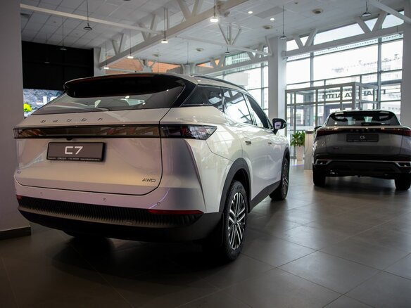 2026 Omoda C7, серый, 3499000 рублей - вид 3