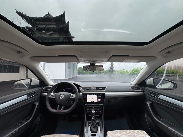 2023 Skoda Superb III Рестайлинг, белый, 2350000 рублей - вид 9